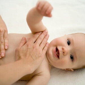 วิธีไล่ลมในท้องทารก เมื่อลูกน้อยมีอาการท้องอืด ไม่สบายท้อง