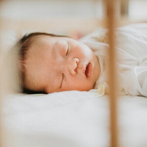 ทารกหายใจครืดคราด เกิดจากอะไร? พร้อมวิธีดูแลให้ลูกหายใจโล่ง