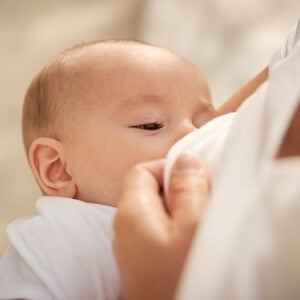 วิธีให้นมลูก คู่มือการเลี้ยงลูกด้วยนมแม่ที่ถูกต้อง