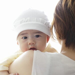 อุ้มลูกบ่อย เด็กติดมือคุณแม่จริงไหม ลูกติดมือแก้ยังไง