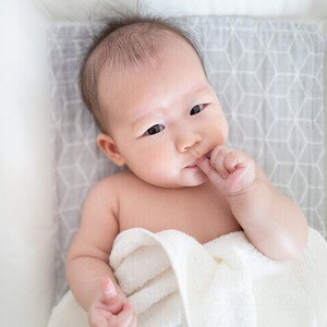 ไข้เลือดออกในเด็กอาจเป็นอันตรายหากดูแลไม่ถูกต้อง รู้จักไข้เลือดออกในเด็ก วิธีสังเกตอาการเริ่มต้นไปจนถึงรุนแรง รวมถึงข้อควรระวัง พร้อมคำแนะนำในการดูแลลูกน้อย