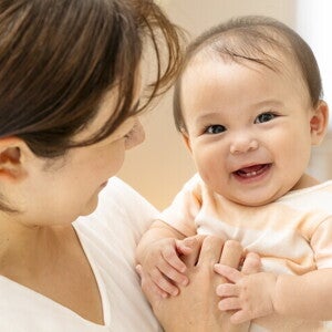 พัฒนาการเด็ก 6 เดือน ทารก 6 เดือน พร้อมวิธีเสริมพัฒนาการลูก