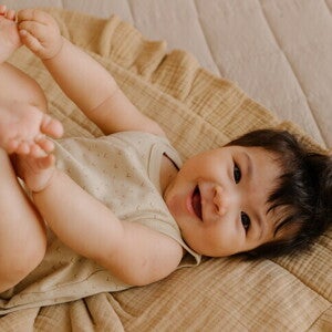 พัฒนาการเด็ก 8 เดือน ทารก 8 เดือน พร้อมวิธีเสริมพัฒนาการลูก พัฒนาการเด็ก 8 เดือน ทารก 8 เดือน พร้อมวิธีเสริมพัฒนาการลูก