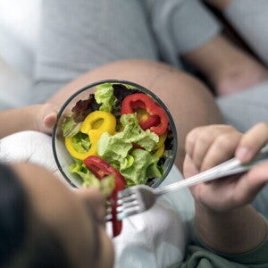คนท้องกินสลัดผักได้ไหม อันตรายกับลูกในท้องหรือเปล่า
