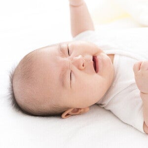 เด็กทารกร้องไห้เพราะรู้สึกท้องอืด