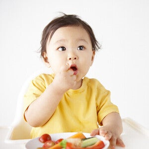 การกินแบบ BLW คืออะไร ฝึกลูกให้กินมื้อแรกแบบ BLW