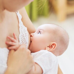 นมแม่ เกราะป้องกันแรกในชีวิตลูก ไขทุกประโยชน์ที่คุณแม่ต้องรู้