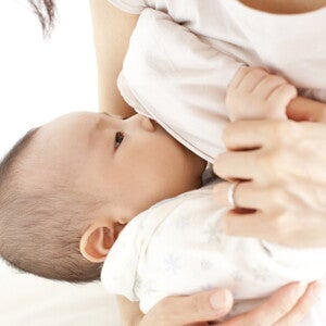 ลูกไม่ยอมเข้าเต้าทำไงดี? รวมสาเหตุและวิธีแก้ปัญหาลูกกินนมน้อย