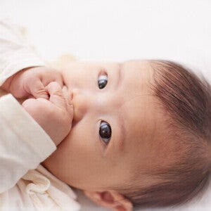 วิธีให้ลูกเลิกดูดขวด ฝึกลูกเลิกขวดนมตอนลูกอายุเท่าไหร่ดี วิธีให้ลูกเลิกดูดขวด ฝึกลูกเลิกขวดนมตอนลูกอายุเท่าไหร่ดี