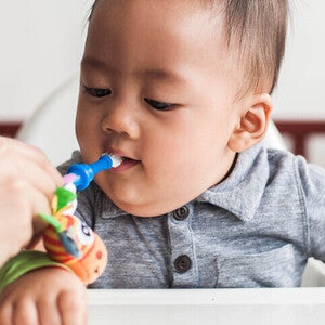 การดูแลสุขภาพช่องปากเด็ก 0-5 ปี ให้ลูกน้อยยิ้มสวย มีฟันที่แข็งแรง