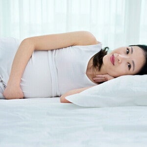 ท่านอนคนท้องของคุณแม่ นอนท่าไหนดี? นอนหงายได้ไหม? บอกครบทุกไตรมาส ท่านอนคนท้องของคุณแม่ นอนท่าไหนดี? นอนหงายได้ไหม? บอกครบทุกไตรมาส