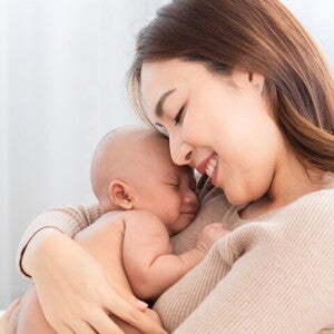 หลังคลอดบุตร แม่ควรพักฟื้นประมาณกี่วัน เตรียมตัวกลับไปทำงานอย่างไร? หลังคลอดบุตร แม่ควรพักฟื้นประมาณกี่วัน เตรียมตัวกลับไปทำงานอย่างไร?