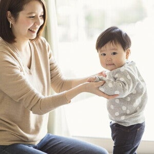 เด็กเดินได้กี่เดือน ลูกเดินช้า มีผลต่อพัฒนาการสมองไหม เด็กเดินได้กี่เดือน ลูกเดินช้า มีผลต่อพัฒนาการสมองไหม