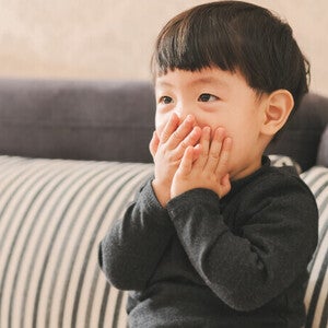 ลูกกลืนสิ่งแปลกปลอม กินพลาสติก กระดาษ ก้างติดคอ ต้องทำยังไง?