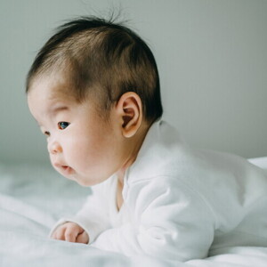 ทารกเหงื่อออกหัว เกิดจากอะไร ลูกเหงื่อออกหัวมากผิดปกติไหม