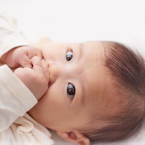 เด็กอมมือ เด็กดูดนิ้ว เพราะอะไร ทำยังไงให้ลูกเลิกดูดนิ้ว