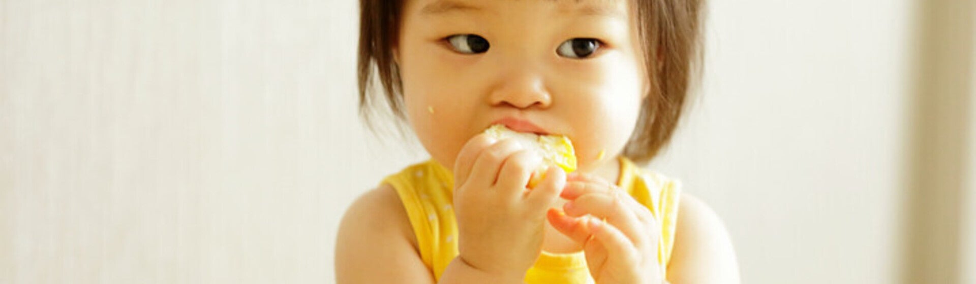 เด็ก 6 เดือนกินผลไม้อะไรได้บ้าง? รู้ก่อนให้ลูกลอง ลดเสี่ยงแพ้ตั้งแต่มื้อแรก