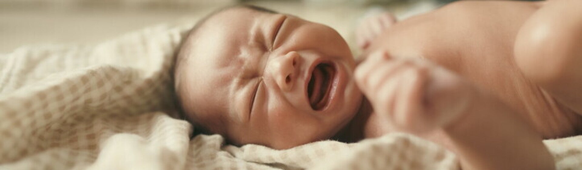 ลูกร้องไห้ไม่หยุด? เข้าใจพฤติกรรมและวิธีรับมือเด็กร้องไห้ไม่หยุด