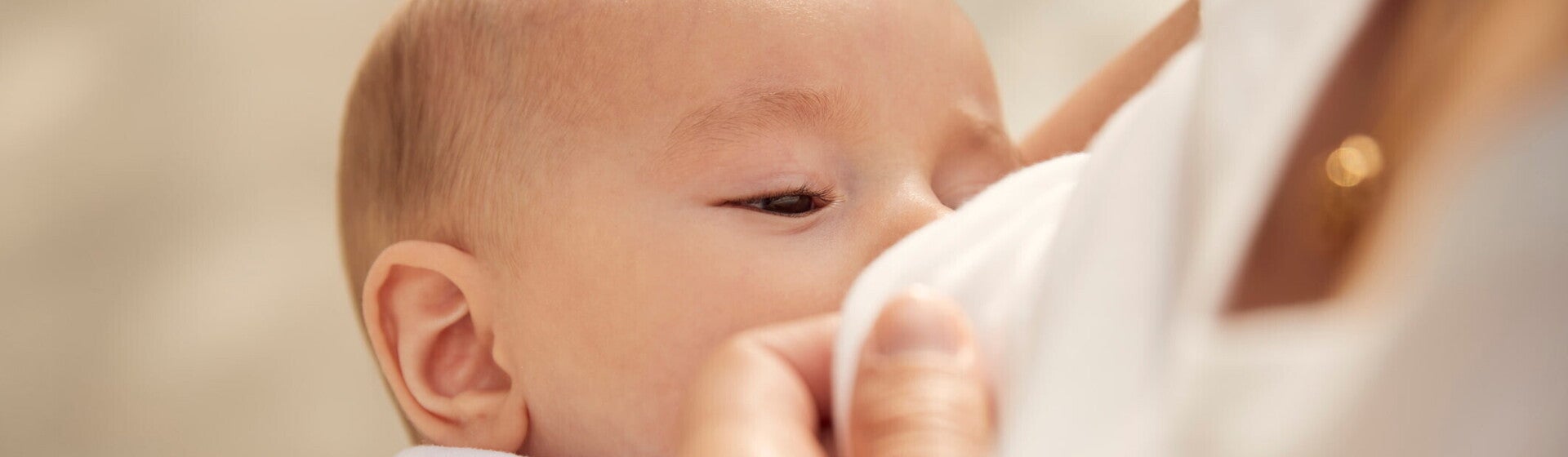 วิธีให้นมลูก คู่มือการเลี้ยงลูกด้วยนมแม่ที่ถูกต้อง วิธีให้นมลูก คู่มือการเลี้ยงลูกด้วยนมแม่ที่ถูกต้อง