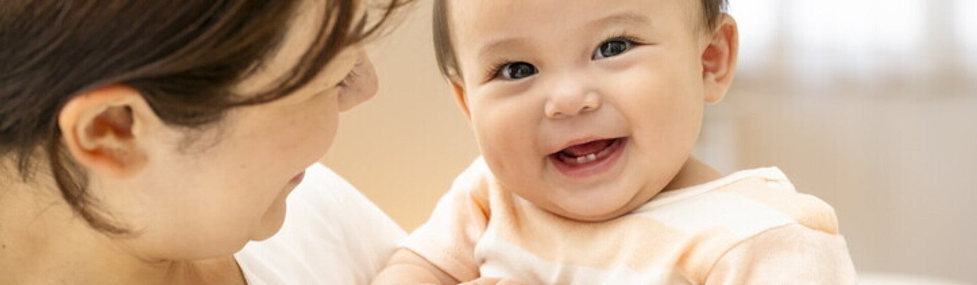 พัฒนาการเด็ก 6 เดือน ทารก 6 เดือน พร้อมวิธีเสริมพัฒนาการลูก