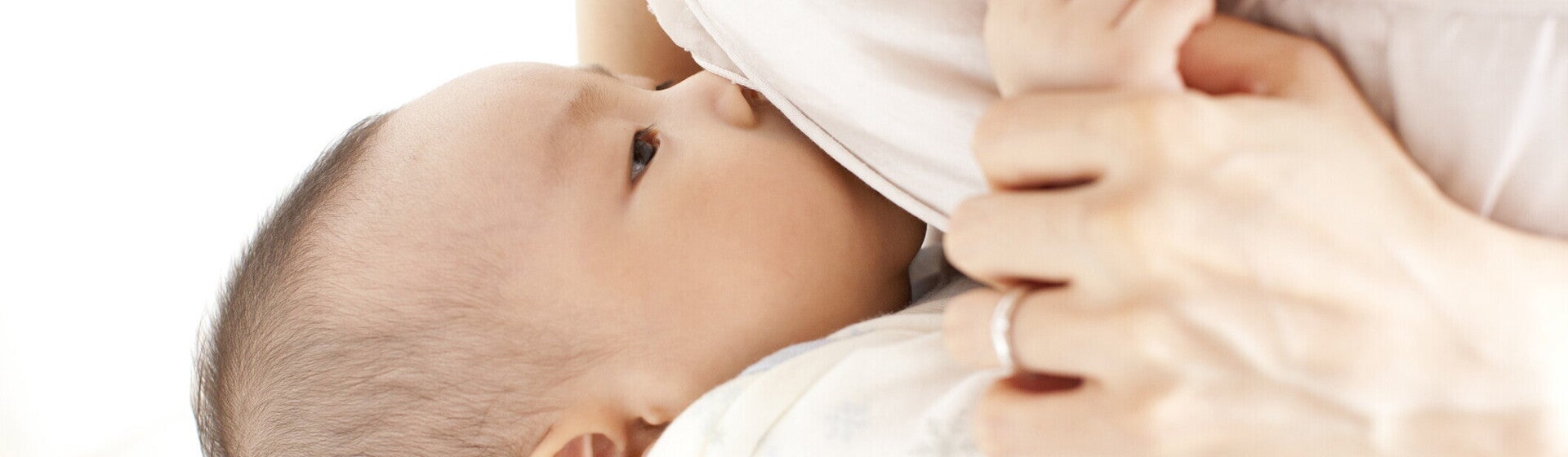 ลูกไม่ยอมเข้าเต้าทำไงดี? รวมสาเหตุและวิธีแก้ปัญหาลูกกินนมน้อย