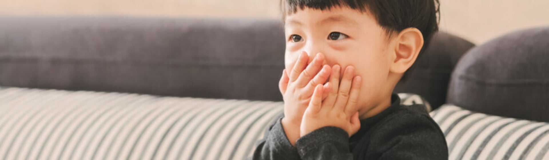 ลูกกลืนสิ่งแปลกปลอม ทำไงดี? คู่มือปฐมพยาบาลเมื่อลูกกินพลาสติก กระดาษ ก้างปลา