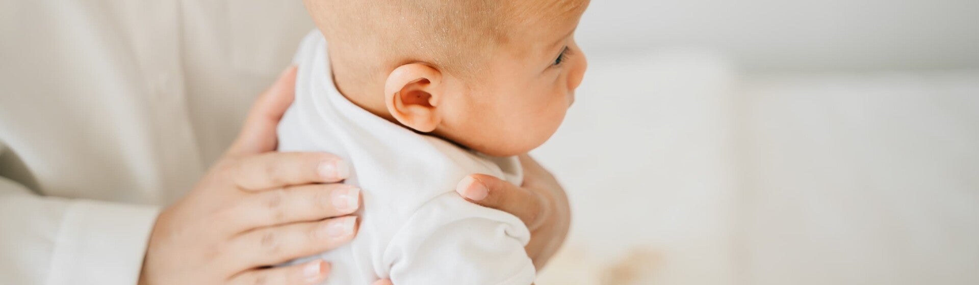 วิธีจับลูกเรอ ท่าจับถูกต้องทำอย่างไร อุ้มเรอกี่นาทีถึงพอ? เพื่อให้ลูกสบายท้อง