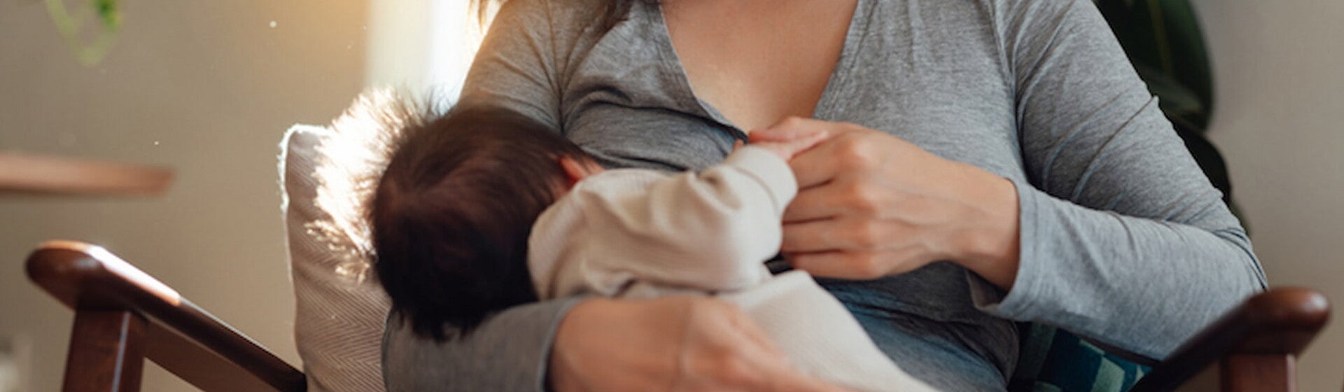 คุณแม่กำลังให้นมลูก