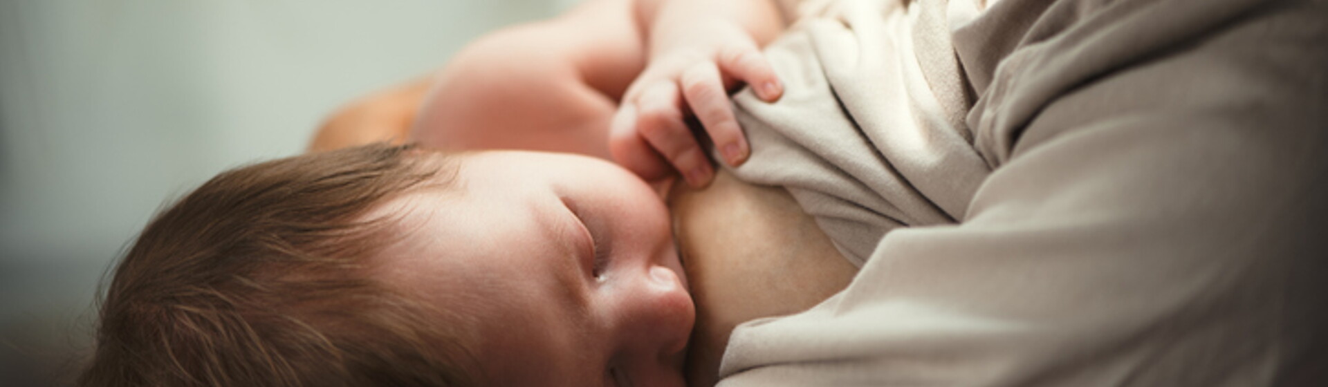 การเลี้ยงลูกด้วยนมแม่ พร้อมวิธีให้นมลูกและการเก็บน้ำนม
