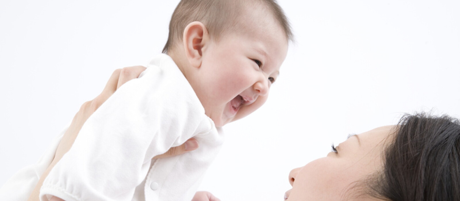 พัฒนาการเด็ก 4 เดือน ทารก 4 เดือน พร้อมวิธีเสริมพัฒนาการลูก