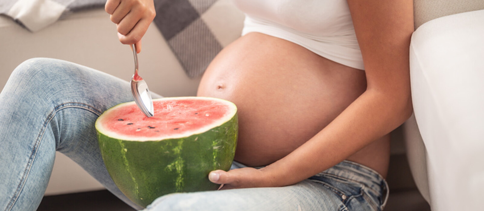 คนท้องกินแตงโมได้ไหม คุณแม่กินแตงโมอย่างไรให้ดีกับลูกในครรภ์